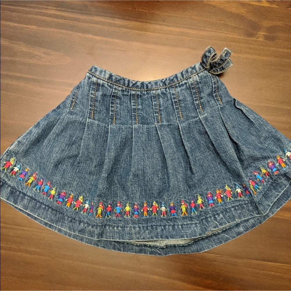 Baby skirt with embroidered people at the hem